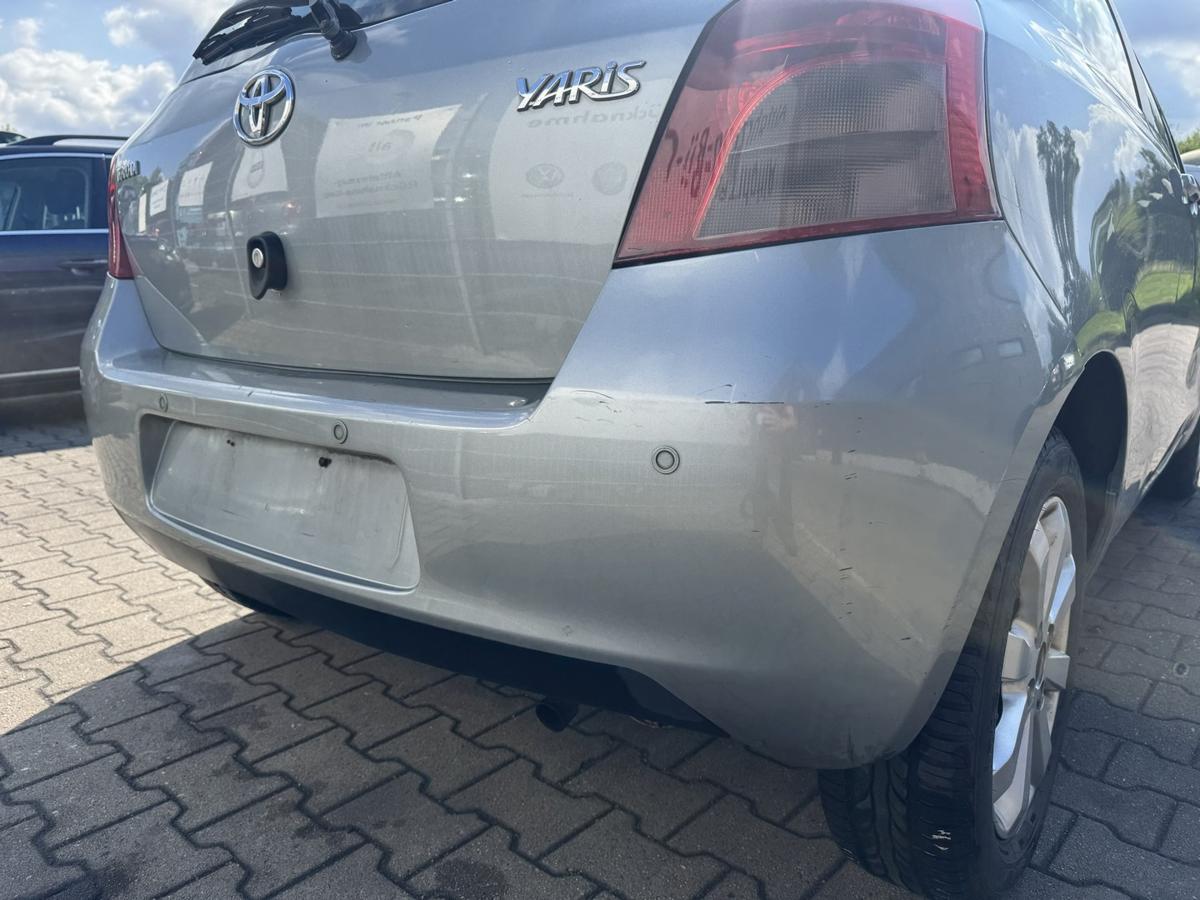 Toyota Yaris XP9 original Stossf&auml;nger Sto&szlig;stange hinten f&uuml;r Fahrzeuge mit PDC Einparkhilfe 1F8 Silber Metallic Bj.2009